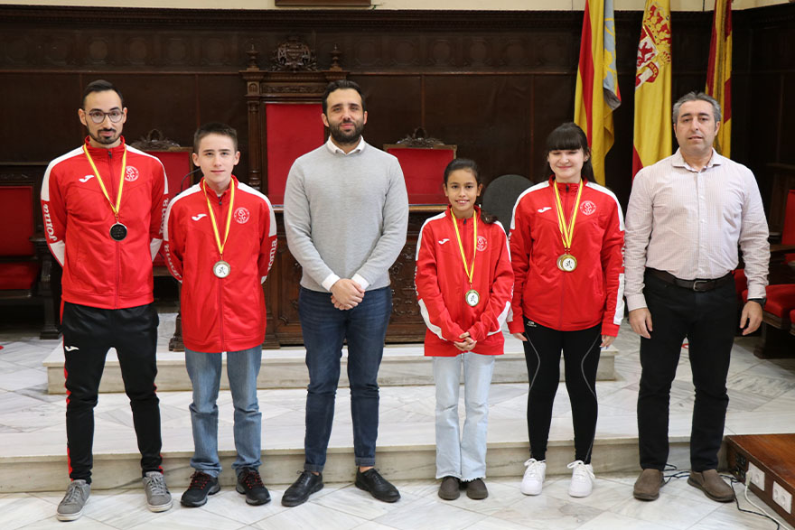 L'Ajuntament rep els medallistes del Club Wushu Thieu Lam
