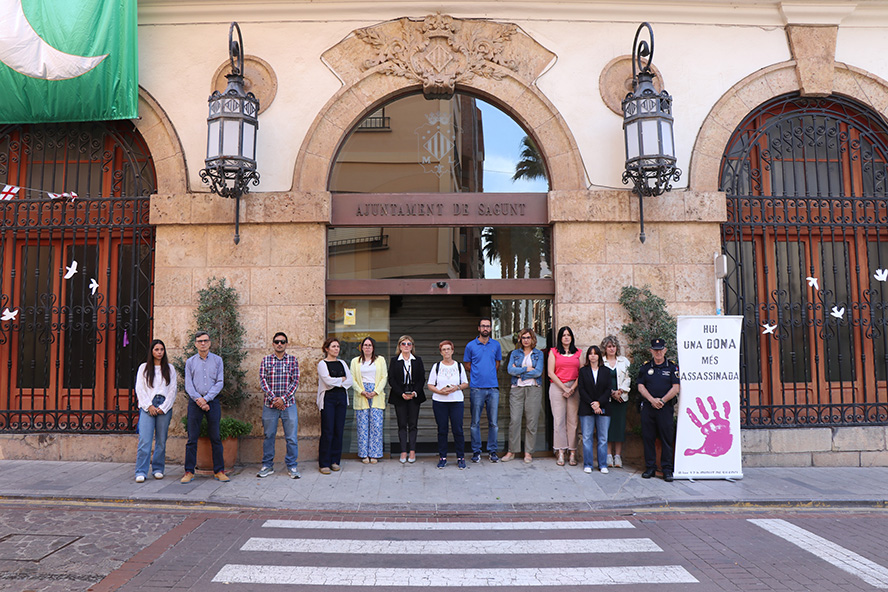 Silenci a les portes dels edificis municipals pel presumpte assassinat masclista perpetrat a Marbella