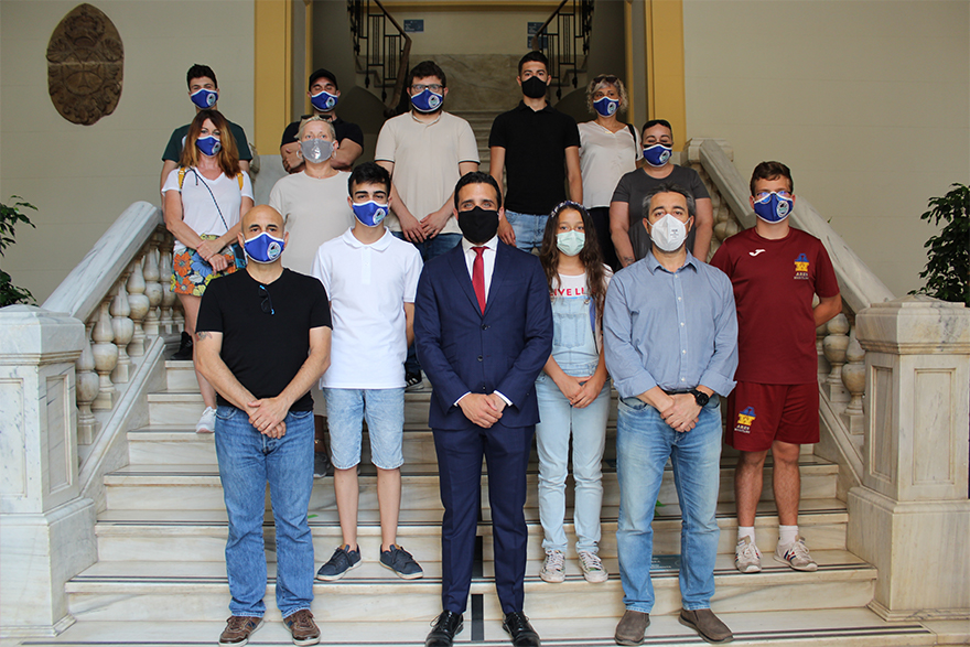 L'Ajuntament de Sagunt rep i homenatja els i les esportistes del Club de Lluita Ares per les 22 medalles aconseguides