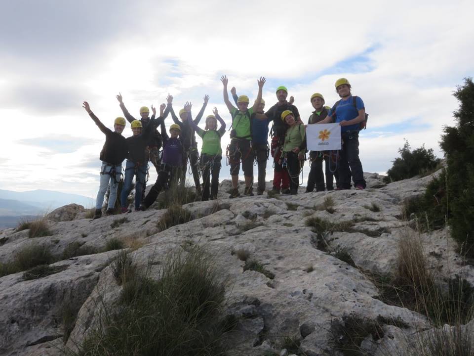 Dotze valents ascendeixen la Via Ferrata a Villena