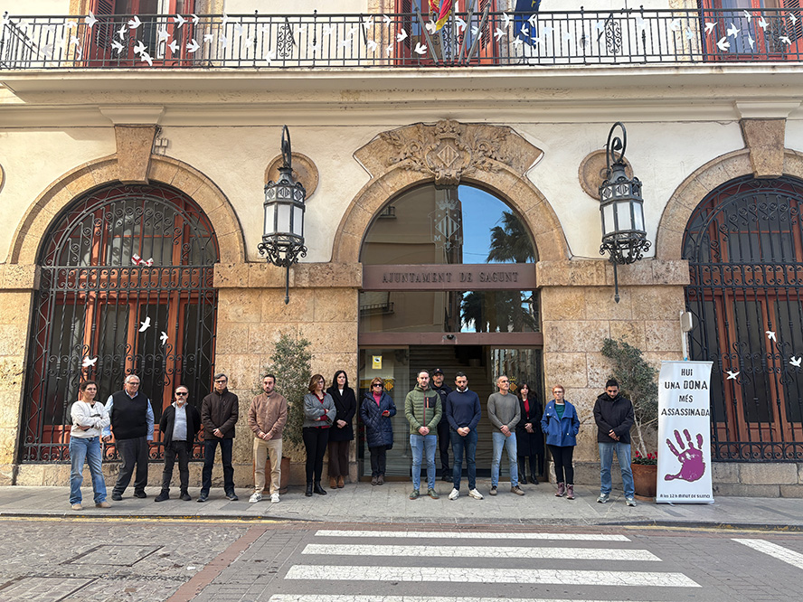 Silenci a les portes dels edificis municipals pel presumpte assassinat masclista perpetrat a Màlaga