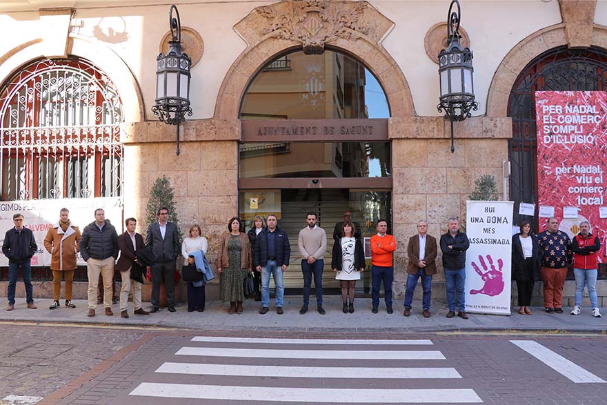 Sagunt guarda un minut de silenci en senyal de condemna i repulsa pel presumpte assassinat masclista perpetrat a Astúries