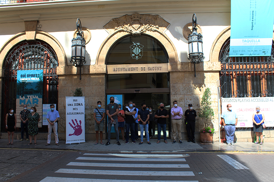 Sagunt guarda un minut de silenci en senyal de condemna i repulsa pel presumpte assassinat masclista perpetrat a Cambrils, Tarragona