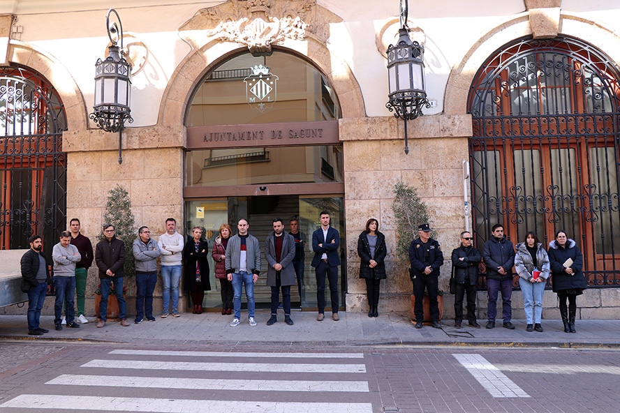 Sagunt guarda un minut de silenci en senyal de dol per les víctimes de l'incendi de la Vila Joiosa