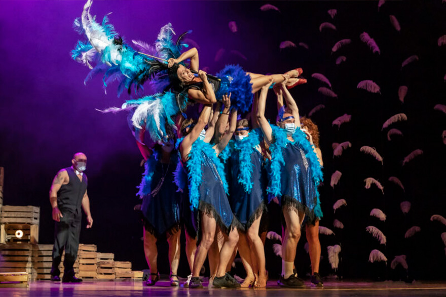 L’obra de teatre i dansa Malditas plumas es representarà al Centre Cultural Mario Monreal