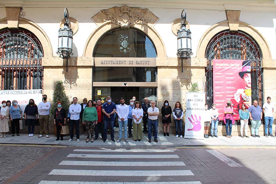 Sagunt guarda un minut de silenci en senyal de condemna i repulsa pel presumpte assassinat masclista perpetrat a Arona