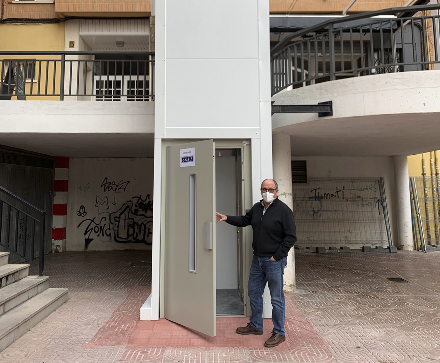  Manteniment instal·la un ascensor en la plaça de la Travessa
