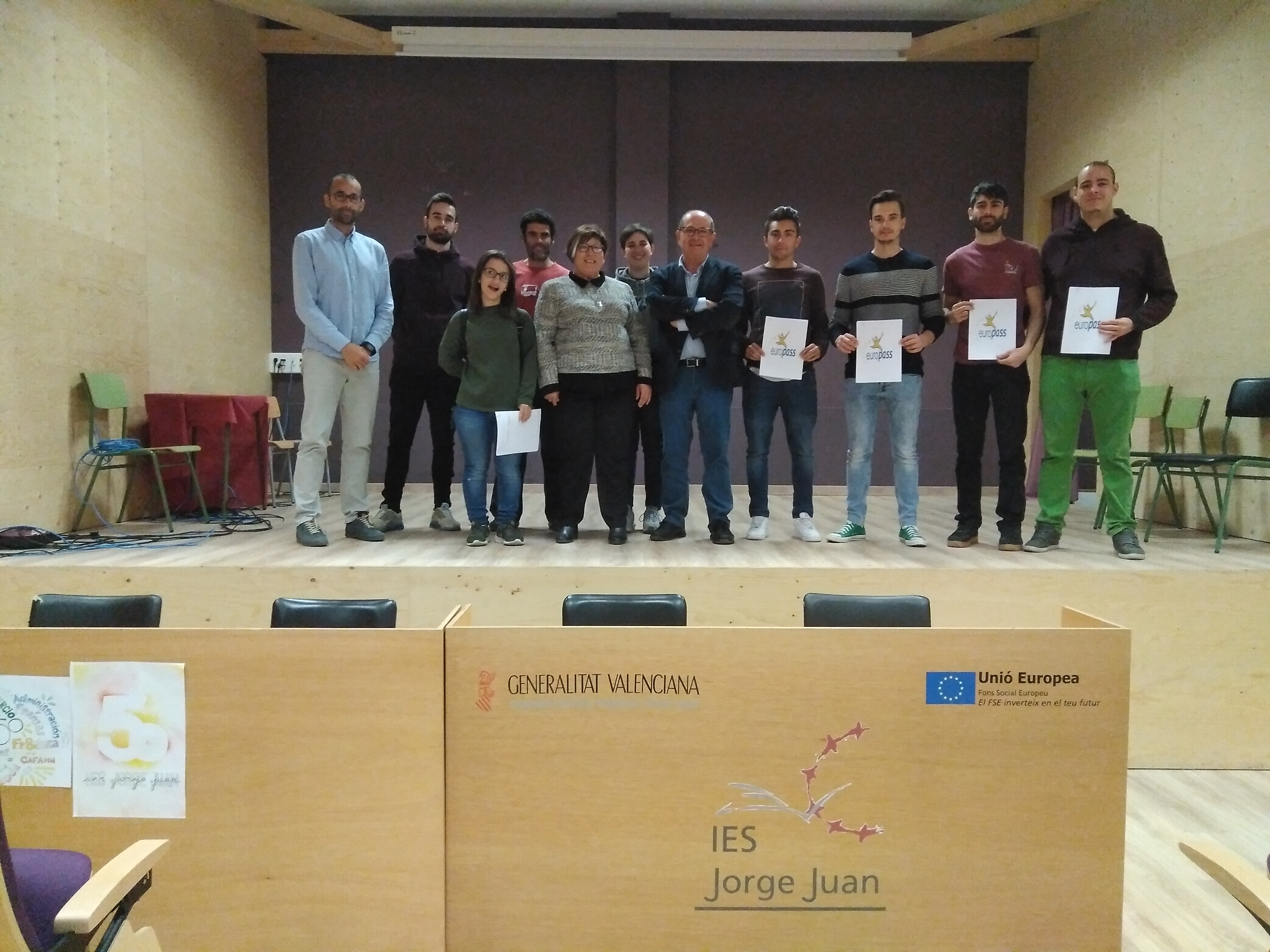 El regidor Pepe Gil acudix a l’IES Jorge Juan per a entregar el currículum Europass a sis alumnes