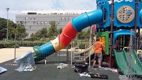 La delegació de Manteniment repara els danys de la zona de jocs infantils de la plaça Joan Pau II