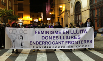 La manifestació “Feminisme en lluita- Dones Lliures- Enderrocant fronteres” commemora les dones a Sagunt 
