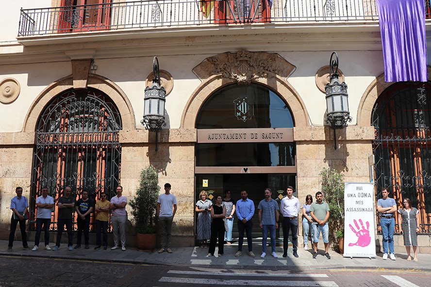 Silenci a les portes dels edificis municipals pel presumpte assassinat masclista perpetrat a Almeria