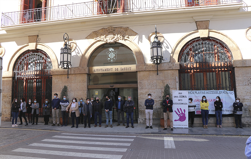Sagunt guarda un minut de silenci en senyal de condemna i repulsa pels presumptes assassinats masclistes ocorreguts a El Molar (Madrid)