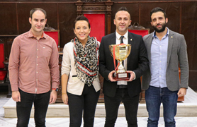 L'Ajuntament de Sagunt homenatja el subcampió del món de perruqueria per equips, Iván Martínez