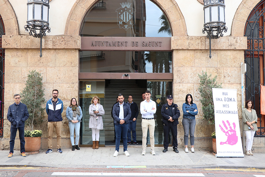 Silenci a les portes dels edificis municipals pel presumpte assassinat masclista ocorregut a Baiona