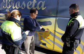 La Policia Local de Sagunt inspecciona els vehicles destinats al transport escolar del municipi 