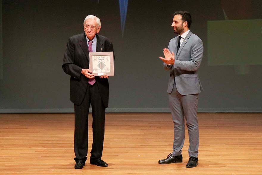 Vicente Vayá Pla va ser homenatjat ahir amb motiu del títol de Fill Adoptiu de Sagunt