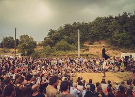 La pujada al Castell s'ompli de circ i acrobàcies amb l'espectacle participatiu ‘Espera’