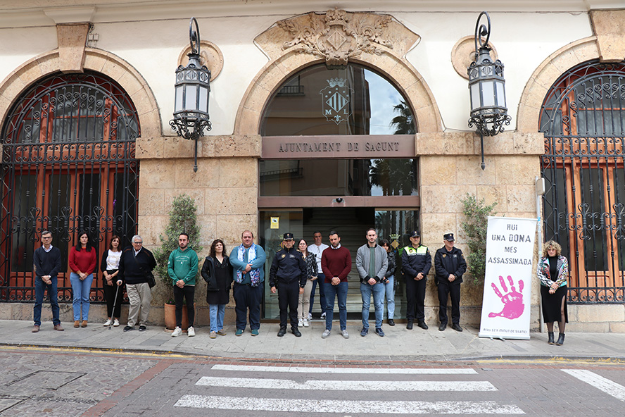 Silenci a les portes dels edificis municipals pel presumpte assassinat masclista perpetrat a Tarragona