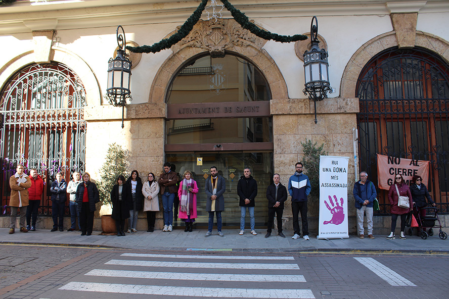 Sagunt guarda un minut de silenci pel presumpte assassinat masclista ocorregut a Mallorca