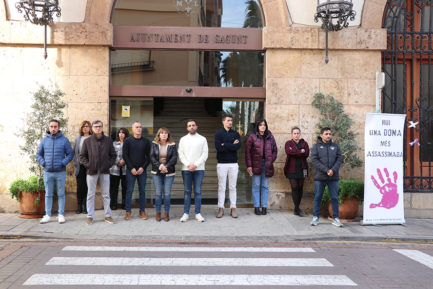 Silenci a les portes dels edificis municipals pels presumptes assassinats masclistes perpetrats a Sevilla i Barcelona