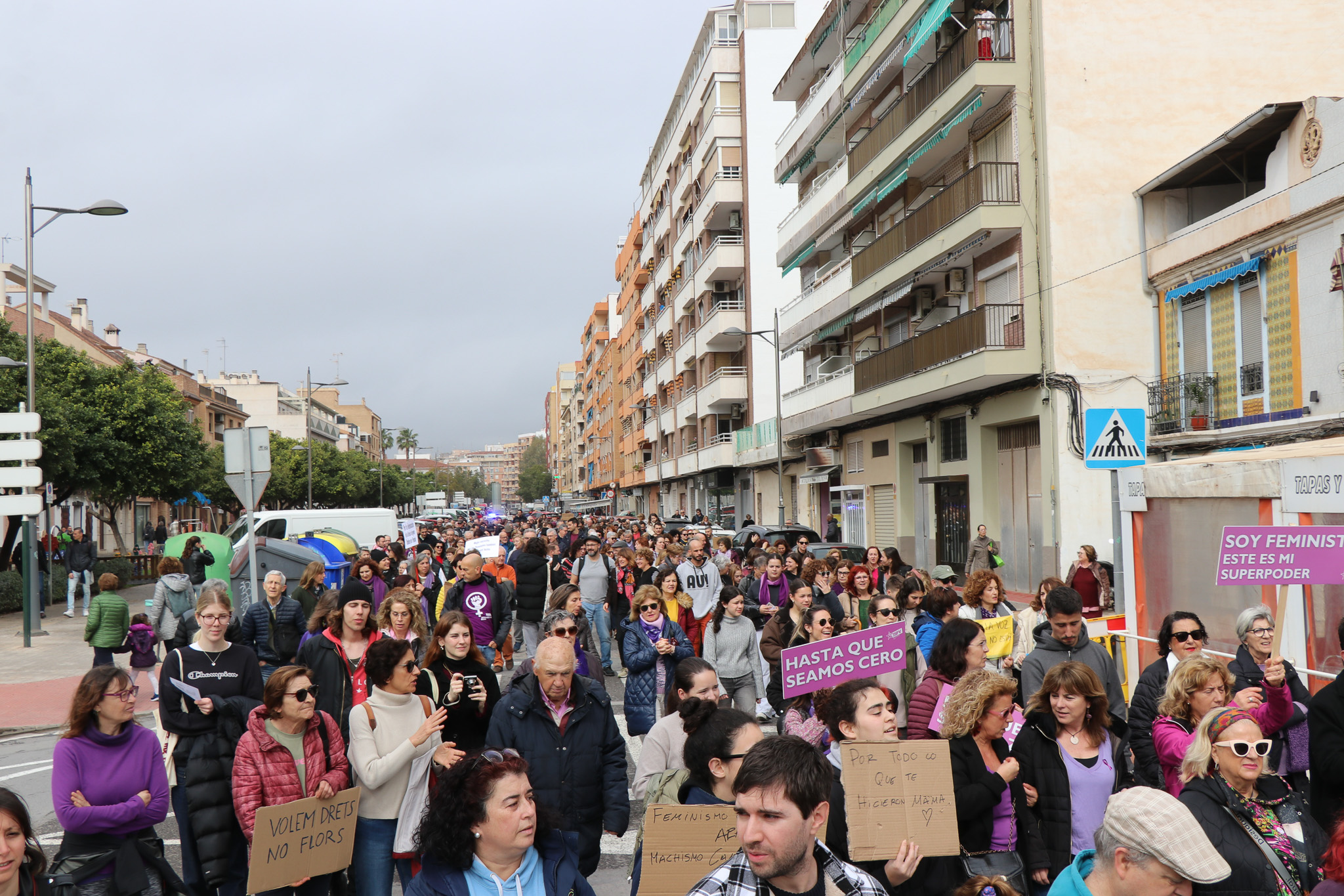 Una participativa manifestació del 8M recorre els carrers del Port de Sagunt