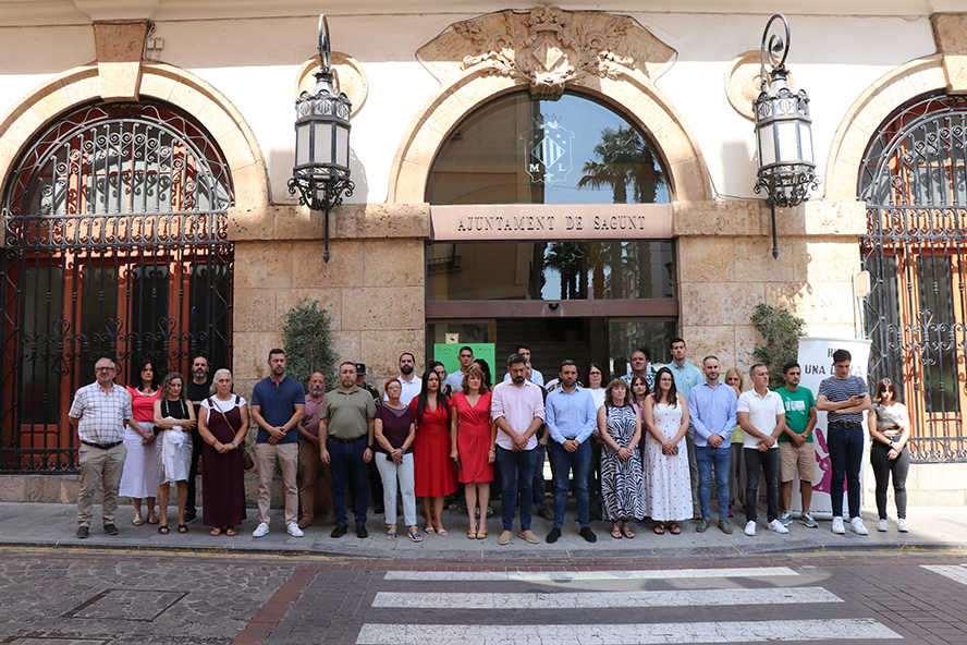 Silenci a les portes dels edificis municipals pel presumpte assassinat masclista perpetrat a Badajoz