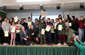 El director de la MICE lliura el premi a l'alumnat del CEIP Baladre creador del curt ‘Stop Bullying’