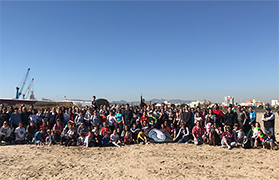 Més de 200 voluntaris netegen la platja del Port de Sagunt