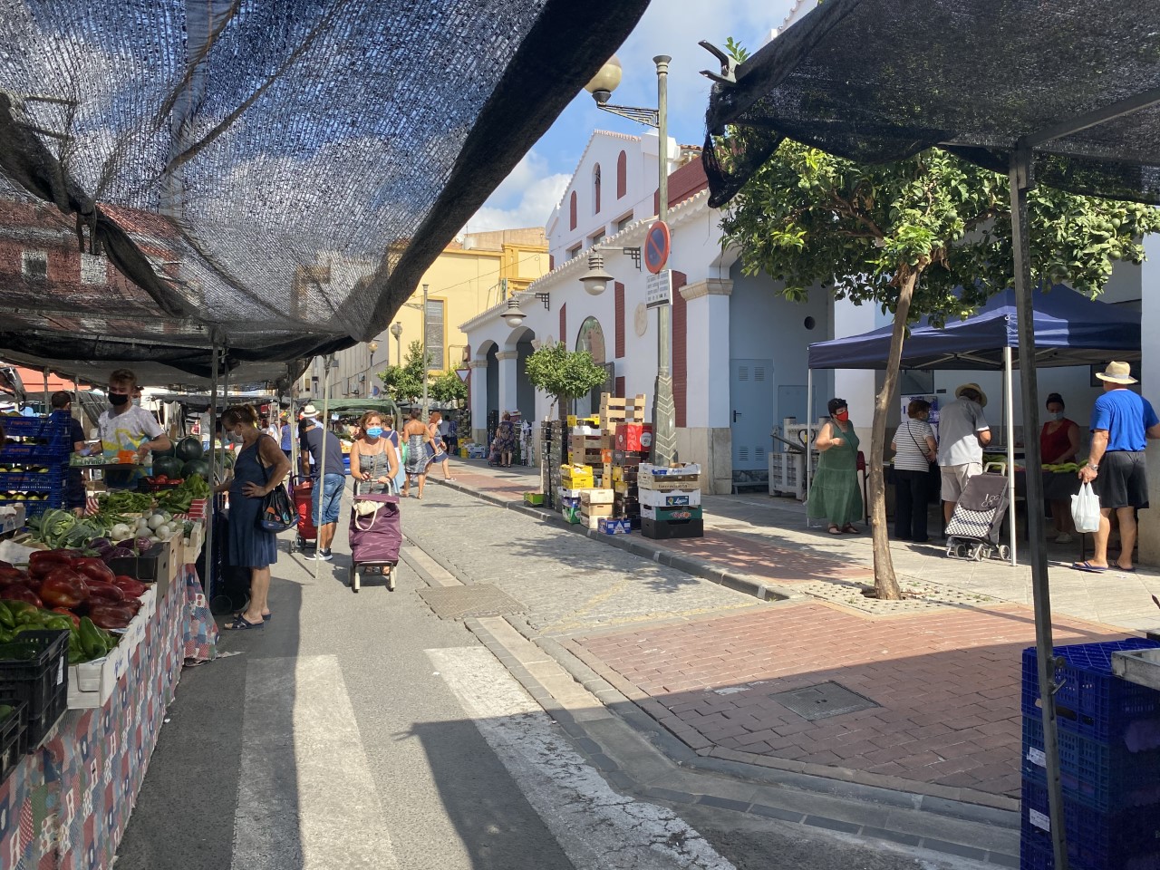 Els mercats municipals continuaran en els seus dies habituals i delimitaran els seus espais per controlar l'aforament