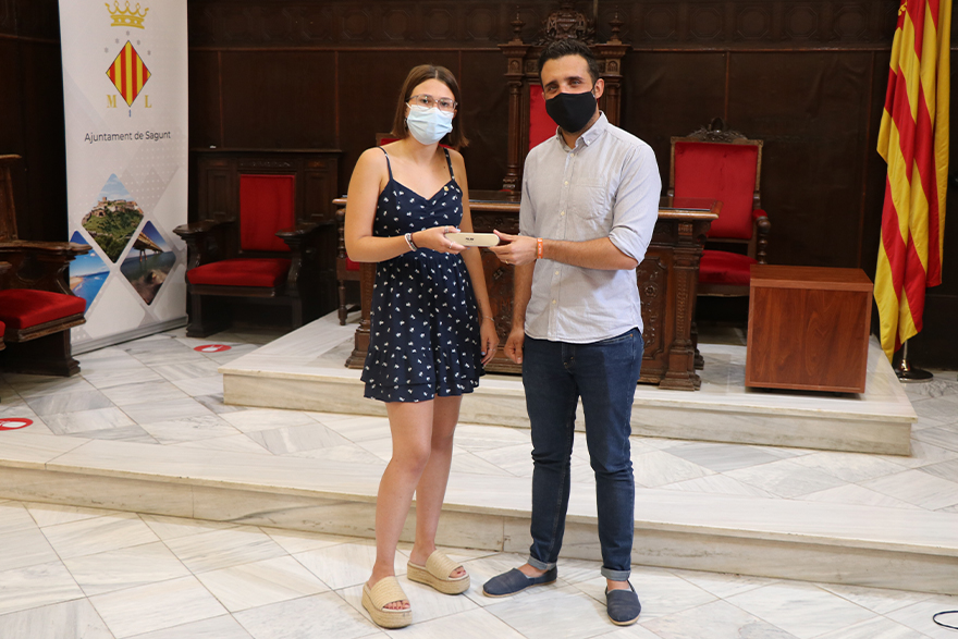 L'Ajuntament reconeix a una de les alumnes del municipi amb millors notes d'accés a la universitat