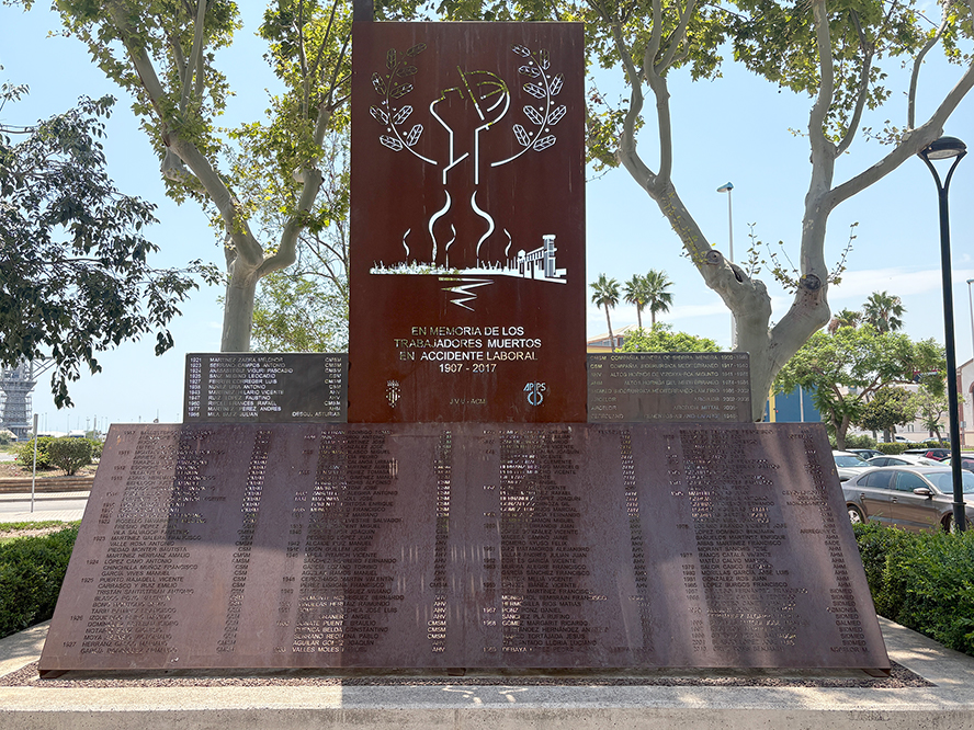 El Consistori incorpora noves plaques en el monument a les persones mortes a la Fàbrica