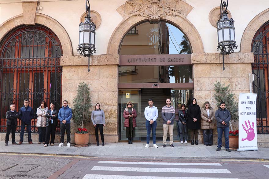 Silenci a les portes dels edificis municipals pel presumpte assassinat masclista perpetrat a Las Palmas de Gran Canària