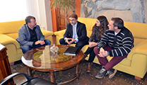 L'alcalde de Sagunt, Francesc Fernàndez, rep al Cònsol francés a València, Pablo Broseta, a l'Ajuntament de Sagunt