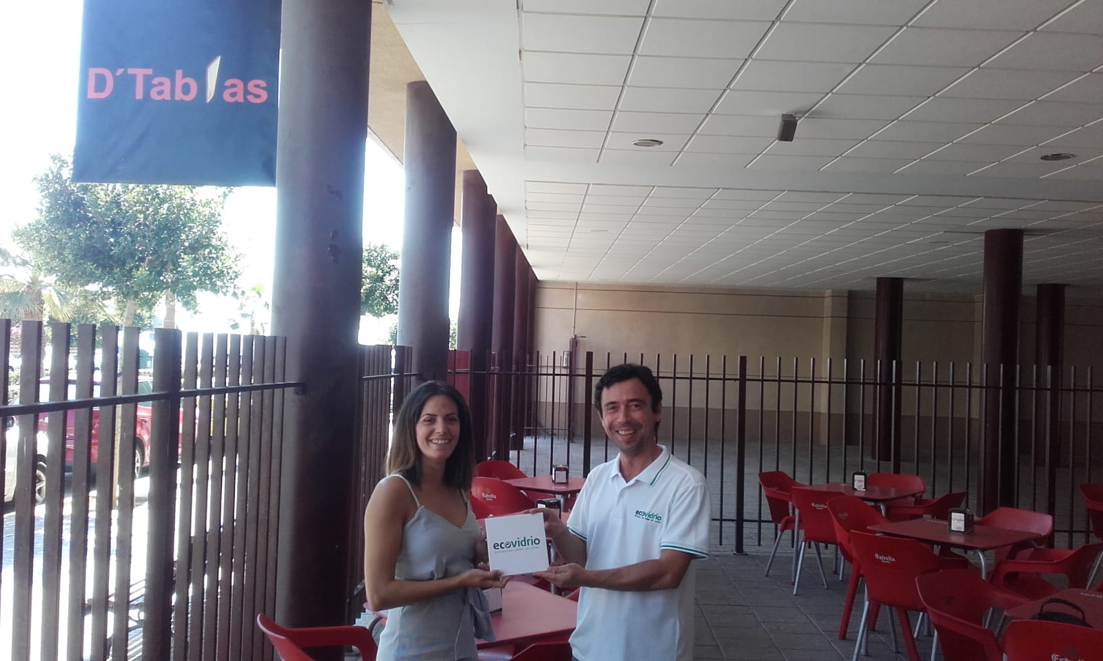 Ecovidrio premia un establiment del Port de Sagunt pel seu compromís amb el reciclat de vidre