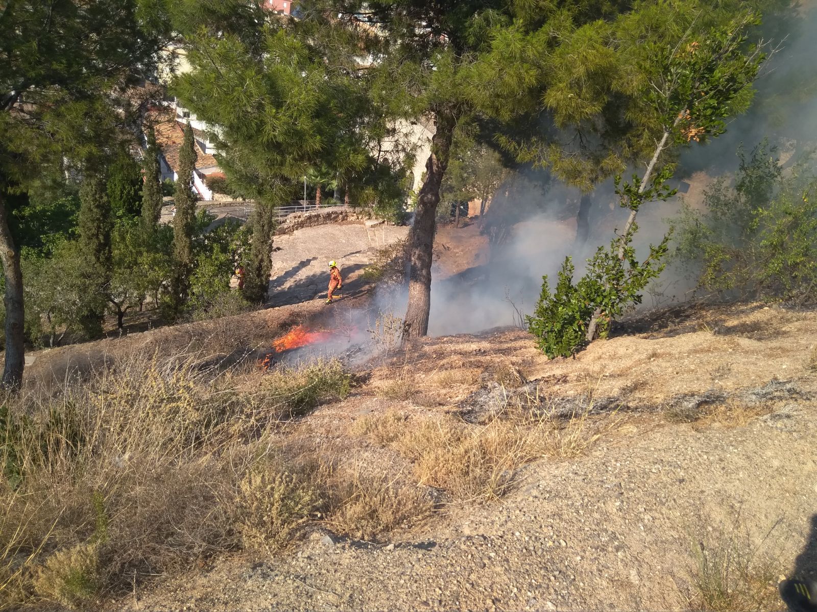 Els bombers i la Policia Local extingixen un incendi en la part posterior del Teatre Romà