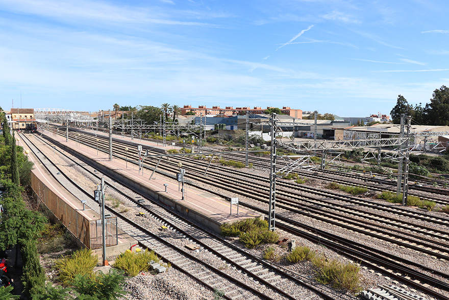 El Consistorio solicita al Ministerio de Transportes una batería de medidas que incremente la seguridad y el mantenimiento de la línea férrea a su paso por Sagunto