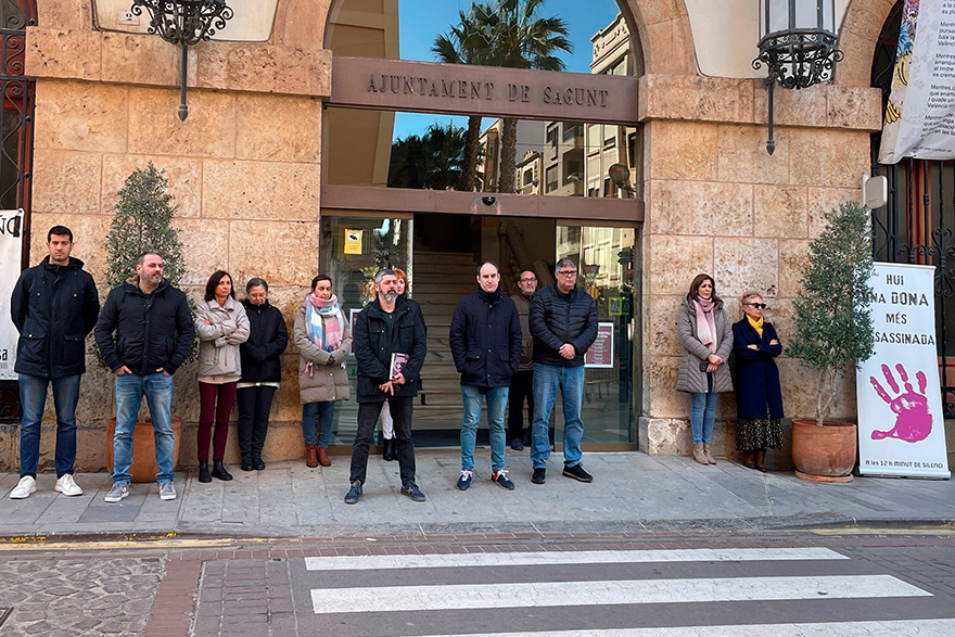 Sagunt guarda un minut de silenci en senyal de condemna i repulsa pel presumpte assassinat masclista perpetrat a El Rubio (Sevilla)