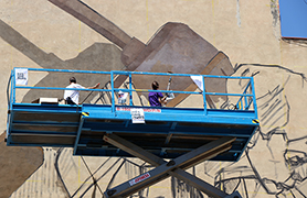 El primer mural del festival #MésQueMurs ja va prenent color