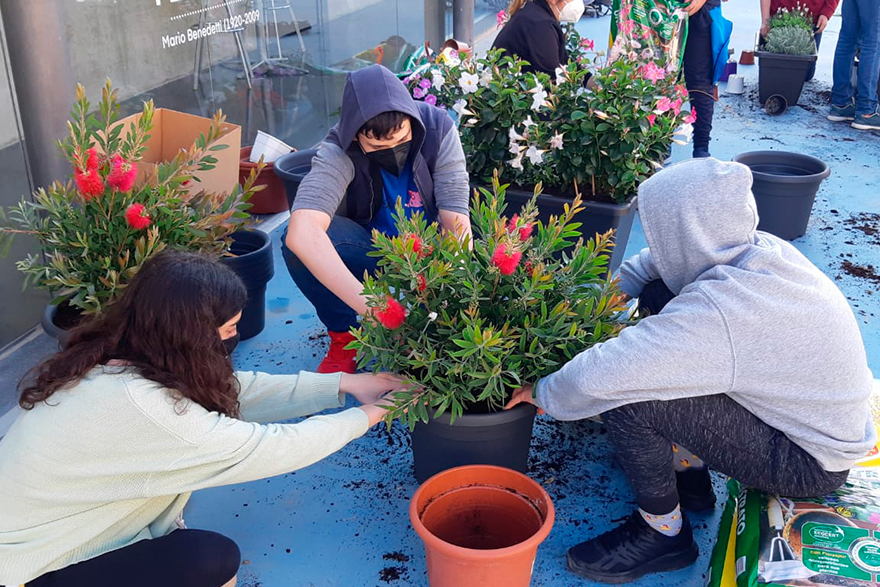 El grup HRJOVE ompli de vida el Casal Jove amb un taller especial de jardineria