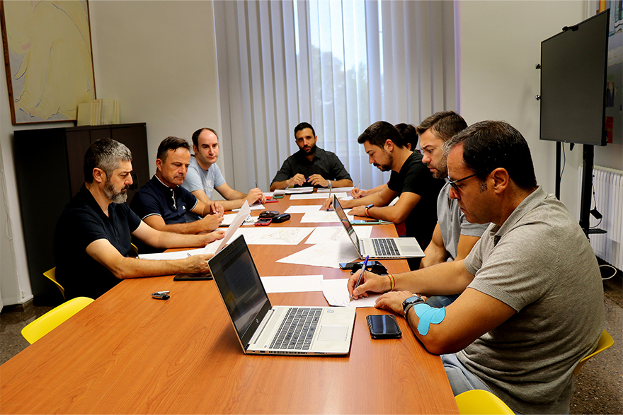 El projecte per a sol·licitar la concessió a Costes per a la remodelació del passeig marítim es presenta als grups polítics per a recaptar les seues aportacions i suggeriments