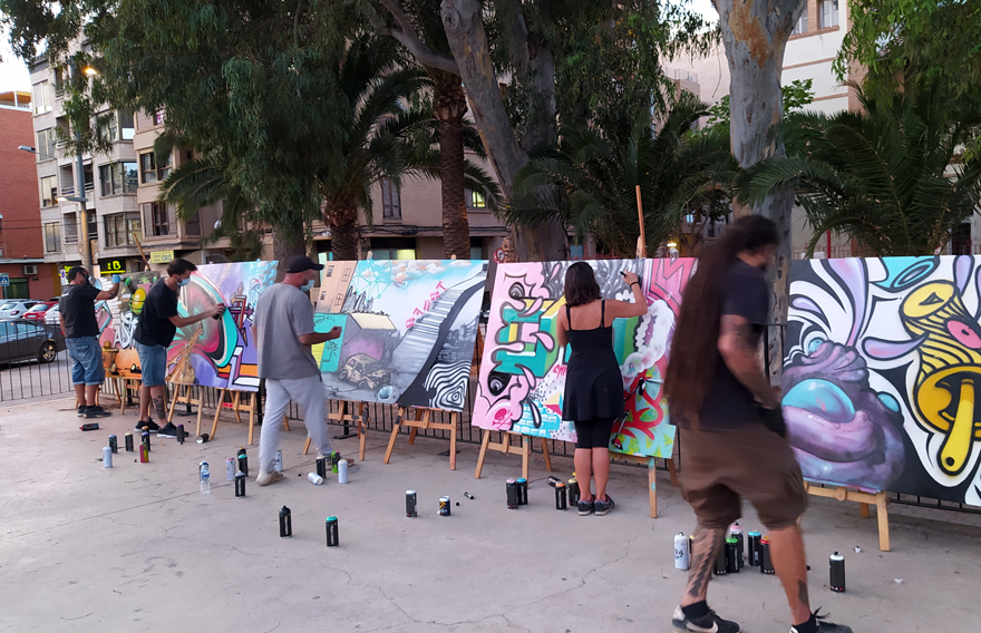 Cinc artistes locals del grafit pinten sengles llenços en una intervenció col·lectiva anomenada ‘Graffusió’