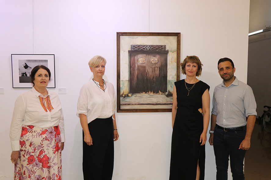 El departament de Cultura inaugura l'exposició 'Instantànies trobades' de les germanes Karolina i Dagmara Rochowicz
