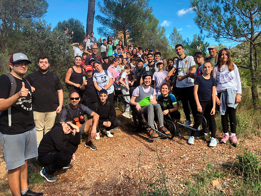 L'alumnat saguntí participant en Alternatura a l'Escola corona el Castell d'Aín