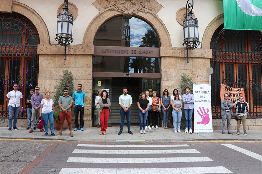 Sagunt guarda un minut de silenci pels presumptes assassinats masclistes ocorreguts a Almeria i Pontevedra