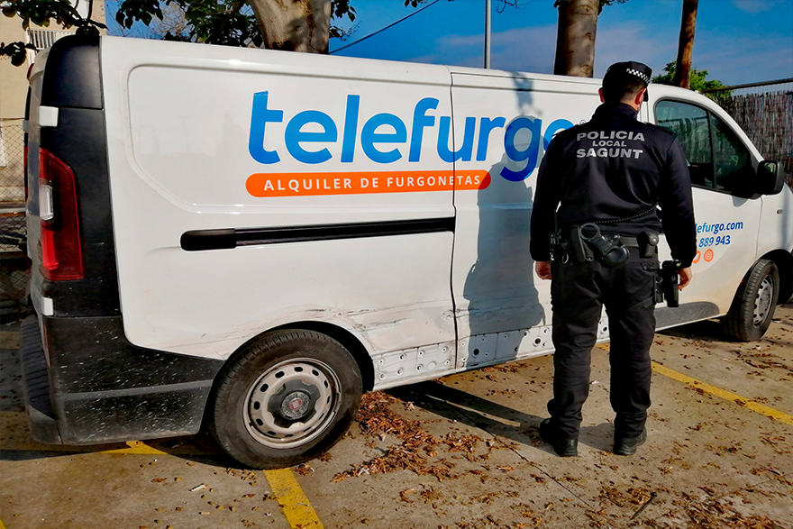 Agents de la Policia Local detenen dos persones per un presumpte delicte de robatori amb força, conducció temerària i danys a vehicles