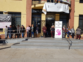 Sagunt guarda un minut de silenci pel presumpte assassinat masclista ocorregut a Fuengirola