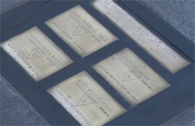 Unes plaques commemoratives homenatgen quatre saguntins empresonats i assassinats en el camp de concentració de Mauthausen durant la II Guerra Mundial