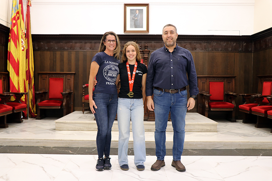 Livia Guillén rep un homenatge per l'or en el Campionat d'Espanya de Triatló Supersprint