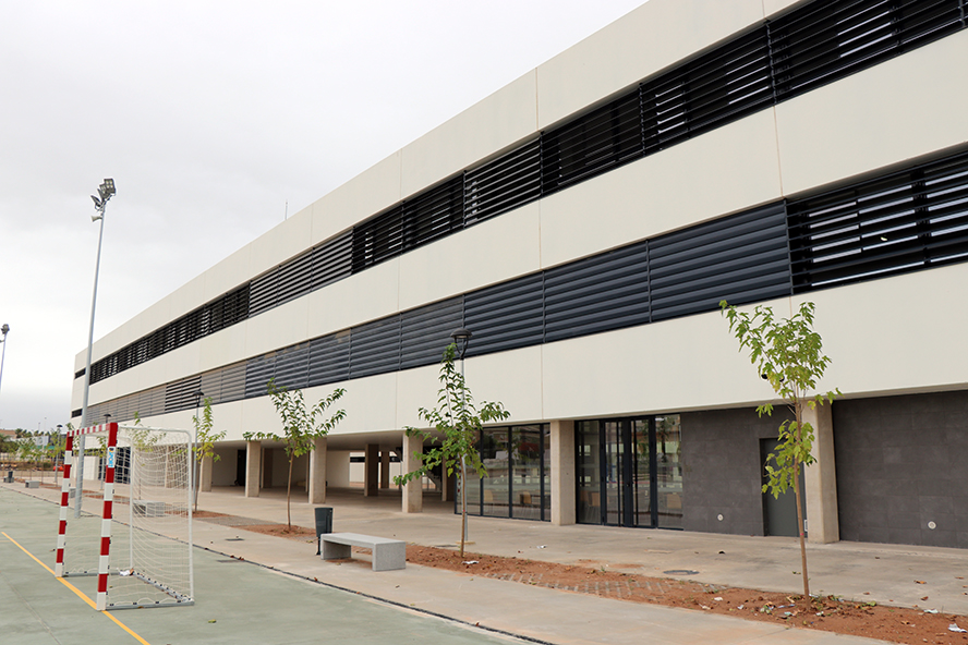 Hui s'ha signat l'acta de recepció que finalitza oficialment les obres de l'IES Número 5 que ja està preparat per a començar el nou curs