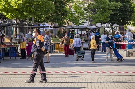 La regidora de Comerç i Mercats valora positivament les primeres hores d'obertura del mercat exterior de Sagunt